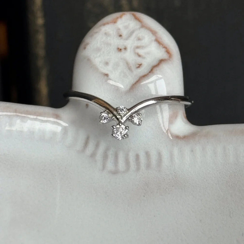 14KWG Diamond Chevron Contour V Ring